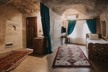 holiday cave hotel