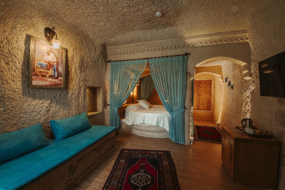 holiday cave hotel
