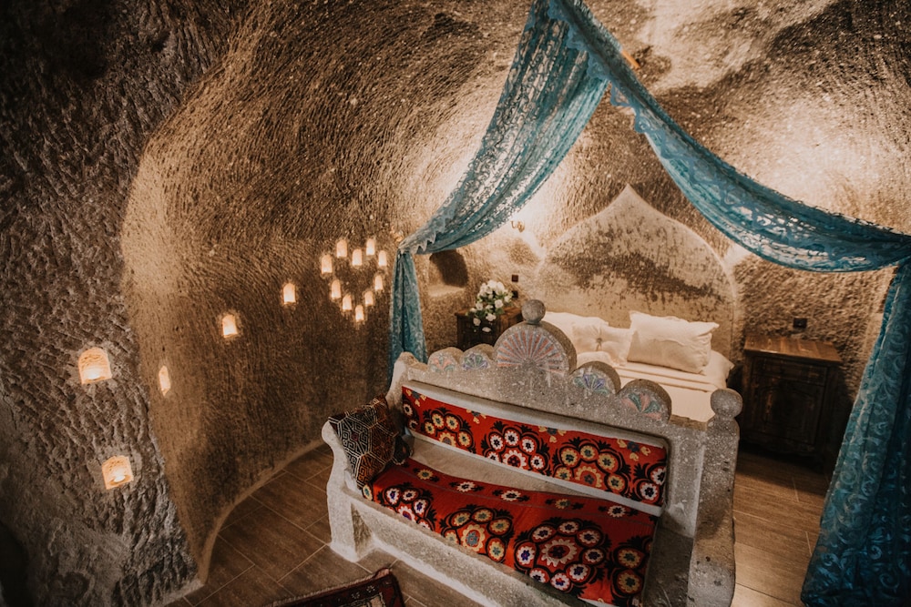 holiday cave hotel