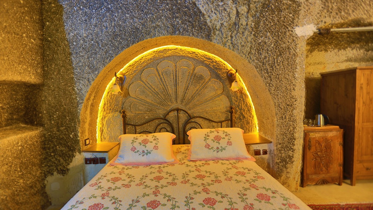 holiday cave hotel