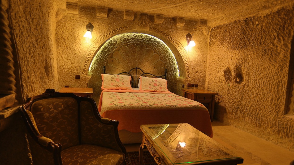 holiday cave hotel