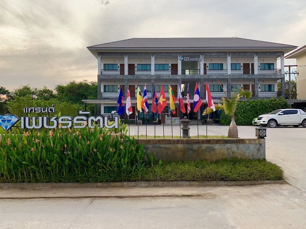 phetcharat grand hotel maesot