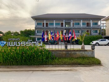 phetcharat grand hotel maesot