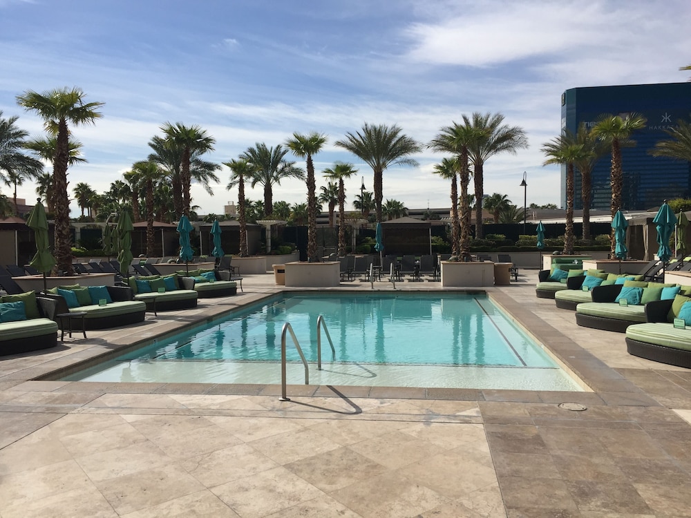 luxury suites international at the signature