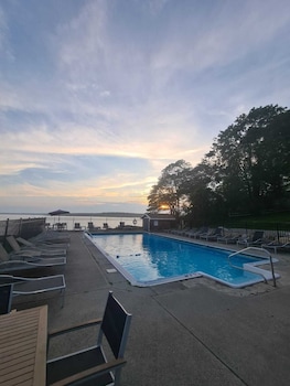 smugglers cove inn