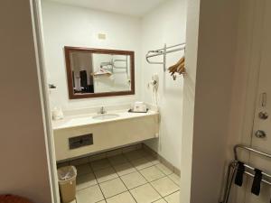 desert sands inn and suites