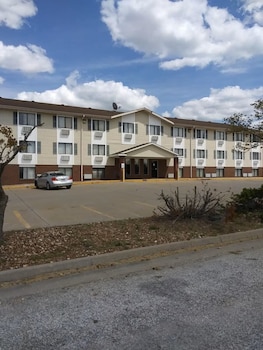 super 8 by wyndham kingdom city