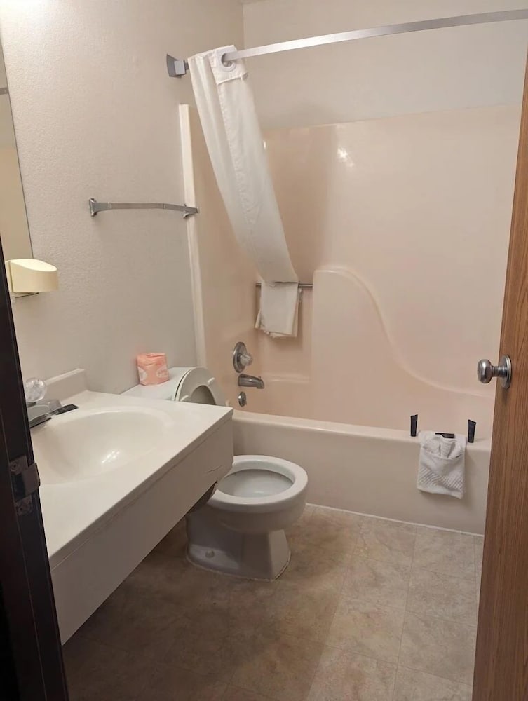 super 8 by wyndham kingdom city