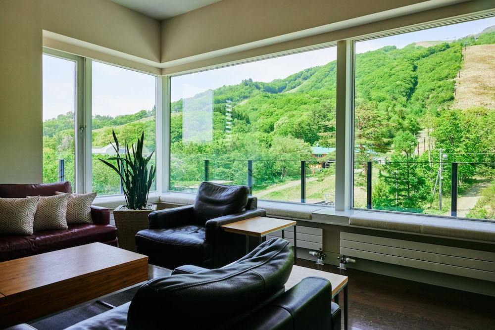 mountainside hakuba
