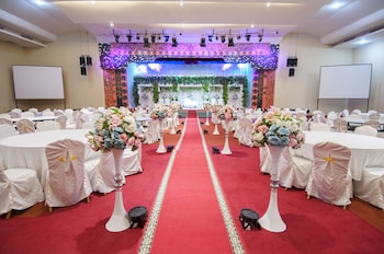 100 sunset hotel