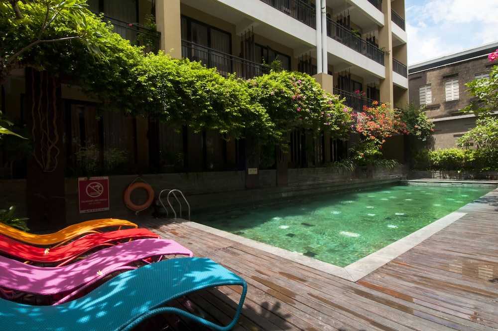 100 sunset hotel