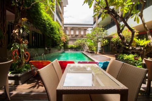 100 sunset hotel