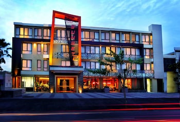 100 sunset hotel