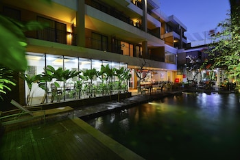 100 sunset hotel