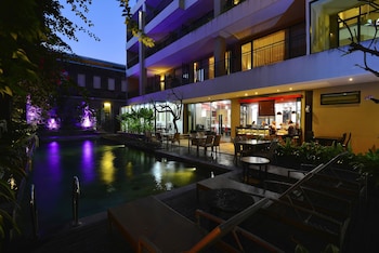 100 sunset hotel