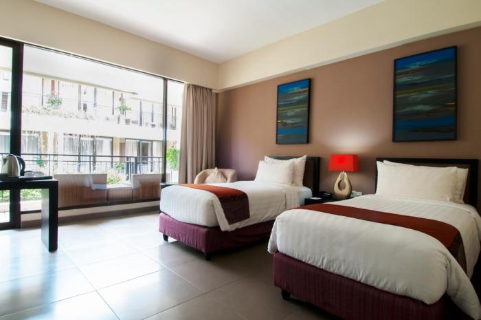 100 sunset hotel