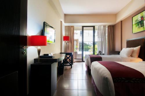 100 sunset hotel
