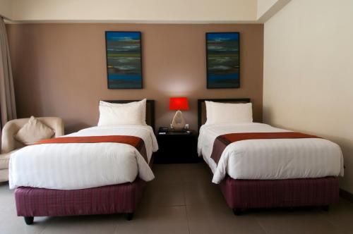 100 sunset hotel