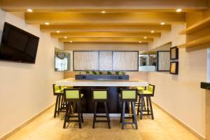 courtyard by marriott cancun airport