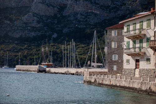 mira sea front guesthouse