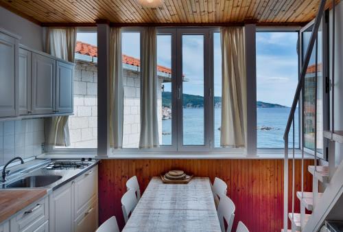 mira sea front guesthouse