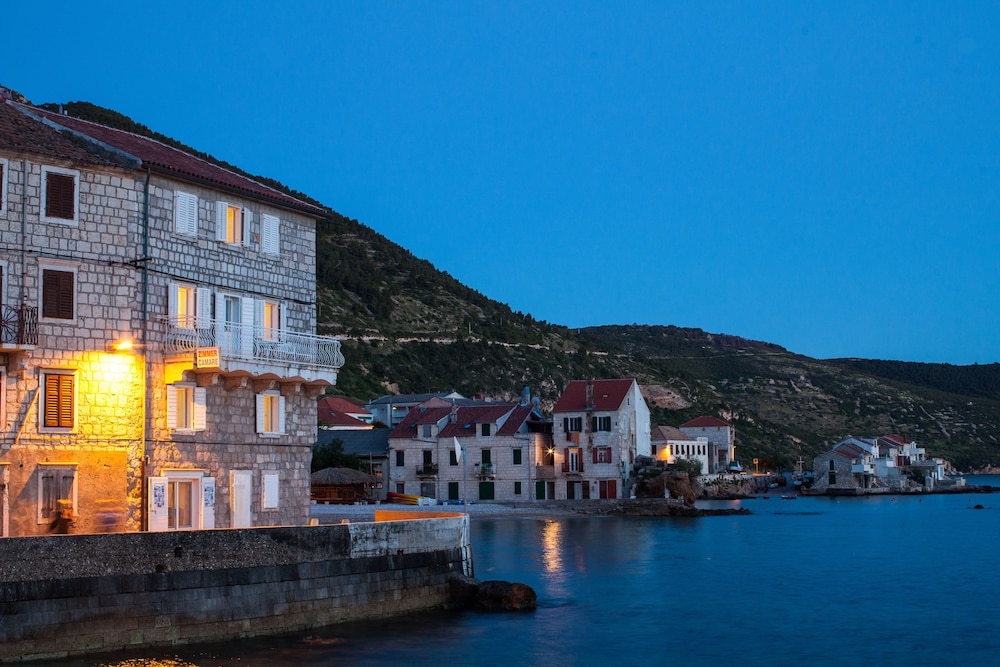 mira sea front guesthouse