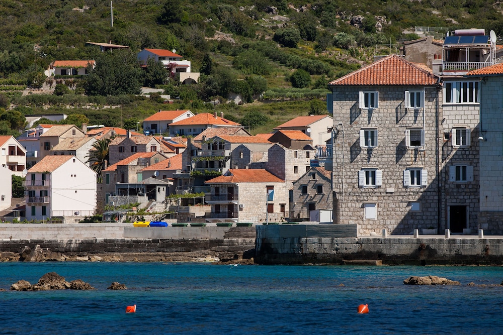 mira sea front guesthouse