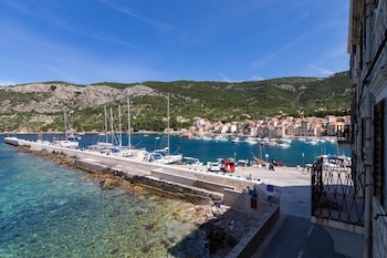 mira sea front guesthouse