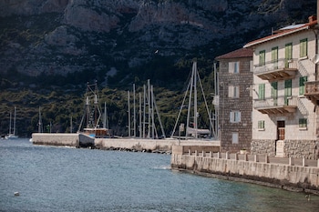 mira sea front guesthouse