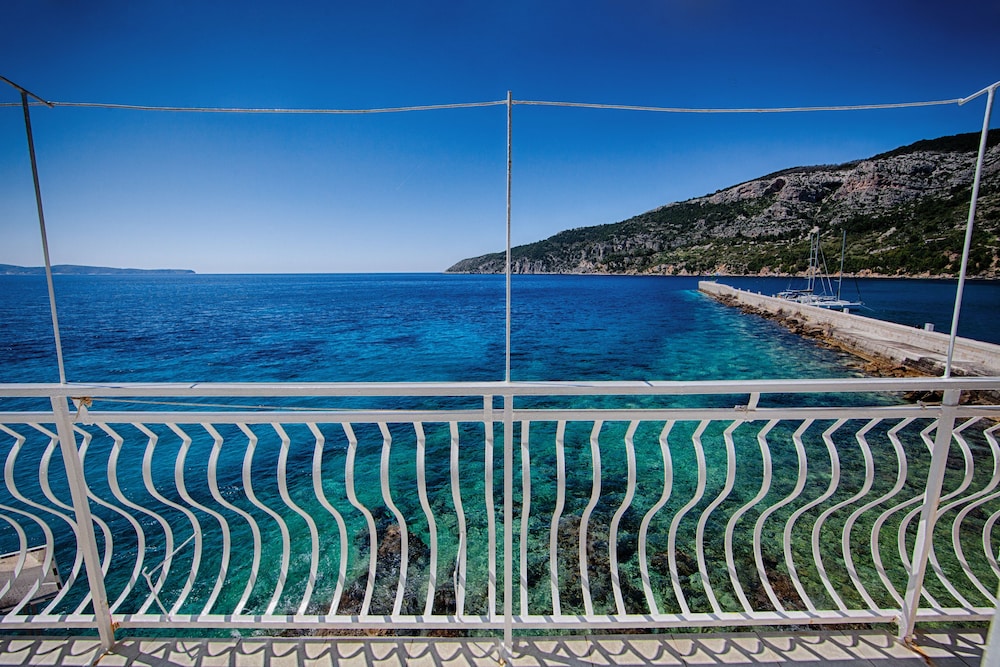 mira sea front guesthouse