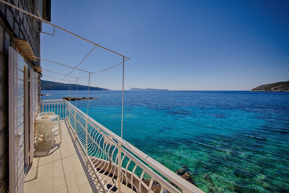 mira sea front guesthouse