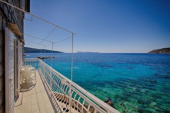 mira sea front guesthouse