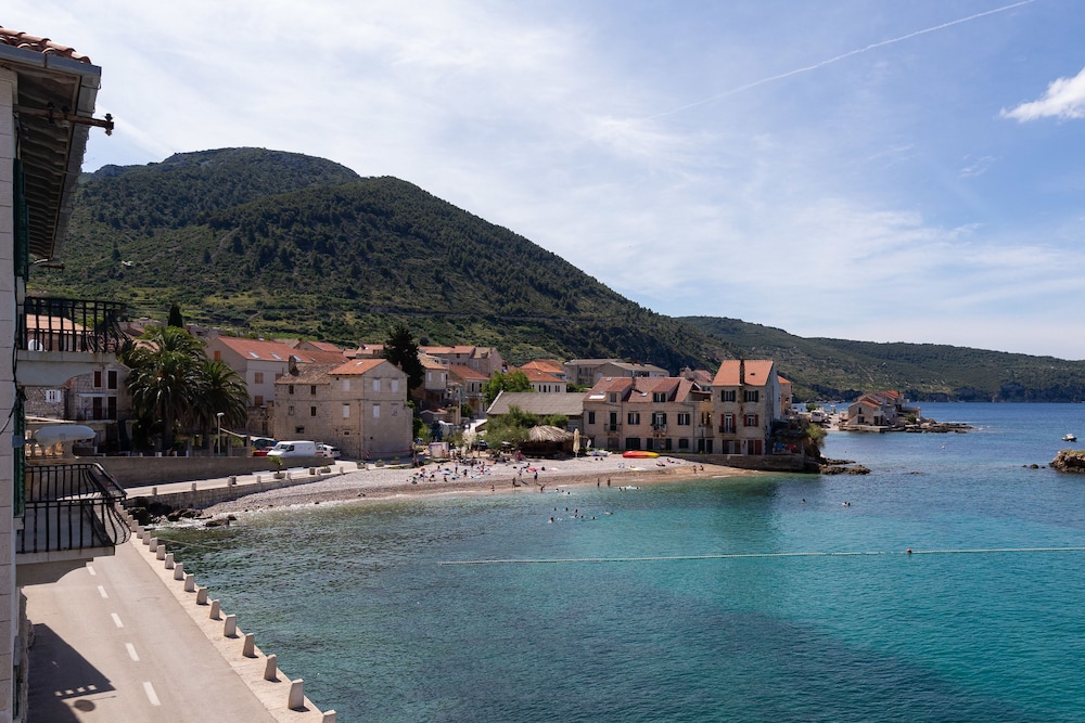 mira sea front guesthouse