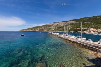 mira sea front guesthouse