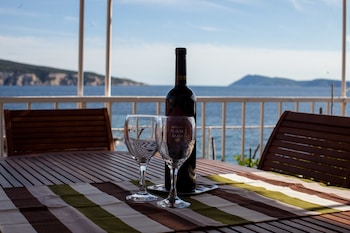 mira sea front guesthouse