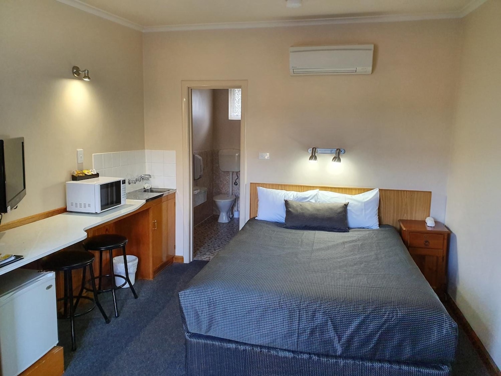 golden chain tower motor inn
