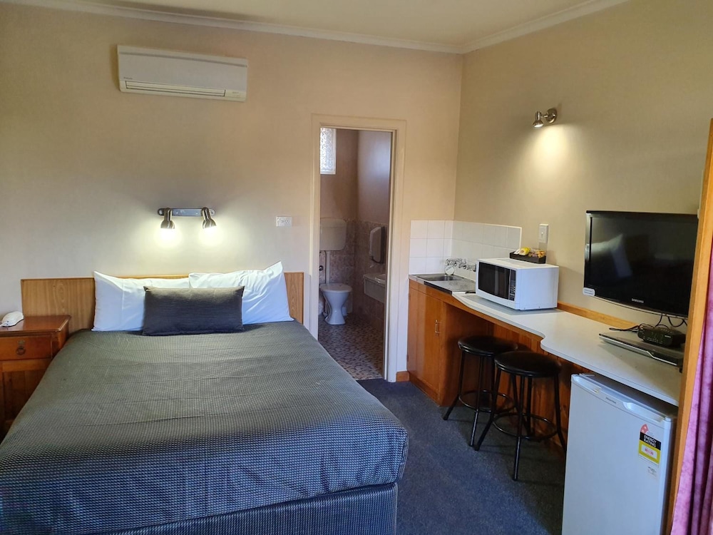 golden chain tower motor inn