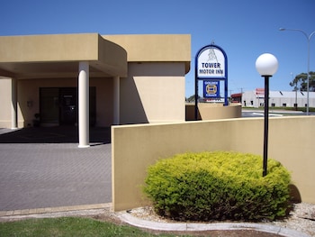 golden chain tower motor inn