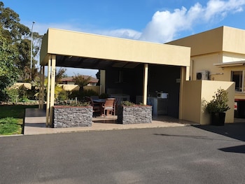 golden chain tower motor inn