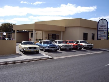 golden chain tower motor inn