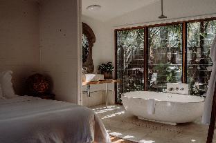 the boathouses at leaves and fishes