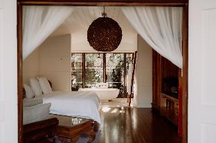 the boathouses at leaves and fishes