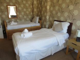 the queens arms hotel