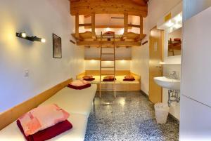 hotel and hostel montarina