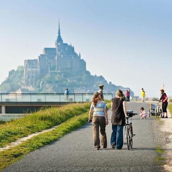 Les Colombes De La Baie Du Mont Saint-Michel,2 Rue De La Mairie,3 star