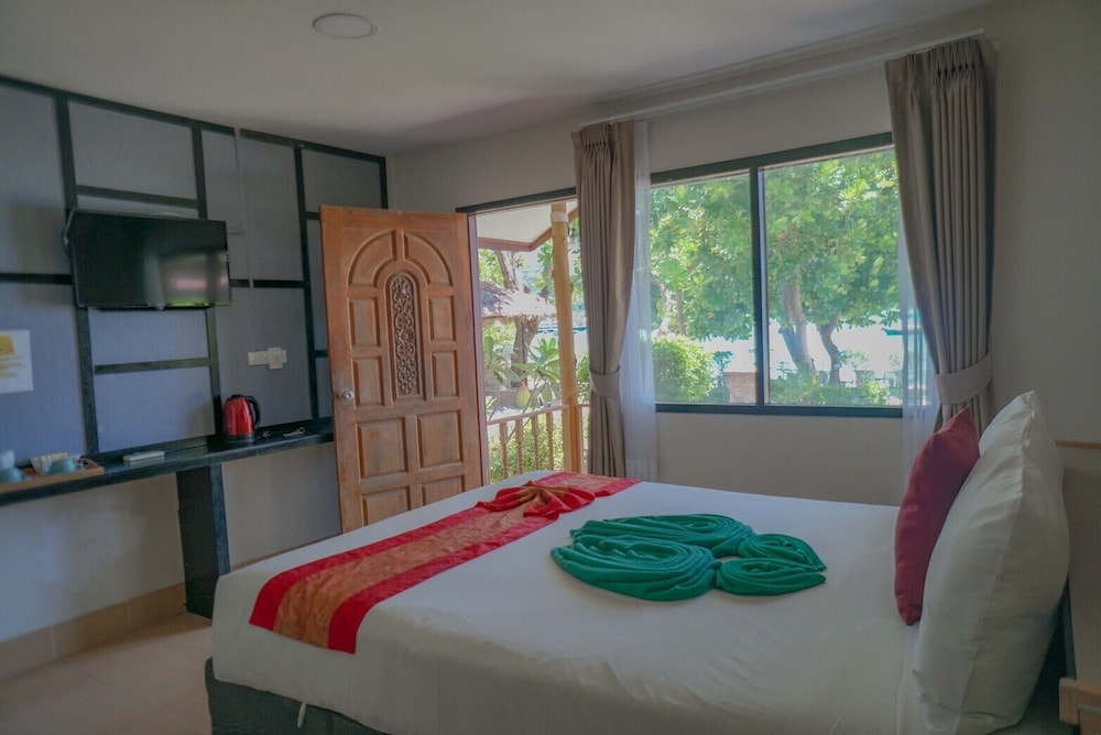 phi phi nice beach resort