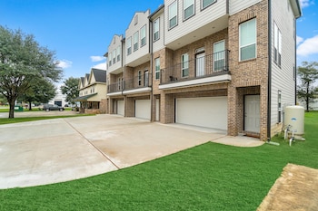 Experience A First Class Stay - 2 Bdrm,Houston>>Harris County,3.5 star