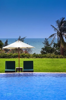 sanya seacube holiday hotel