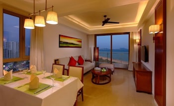 sanya seacube holiday hotel