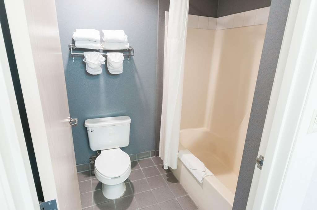 quality suites albuquerque airport